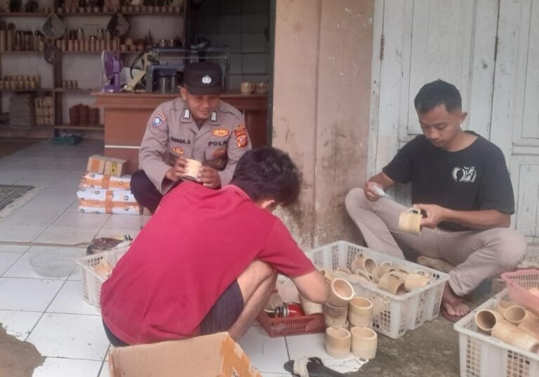 Cooling System, Polsek Rajadesa Polres Ciamis Koorkom Bersama Pengrajin di Desa Sukajaya