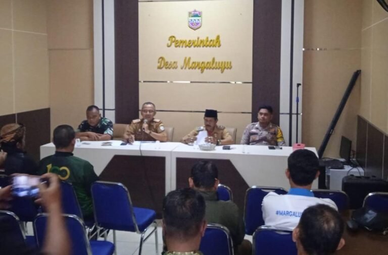 Polsek Cikoneng Polres Ciamis Ikuti Musdes Permohonan Pemanfaatan Aset Desa Margaluyu