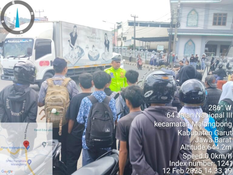 Polsek Malangbong Melalui Kanit Lantas Gelar Dikmas Kepada Pelajar, Dalam Rangka OPS Keselamatan 2025.