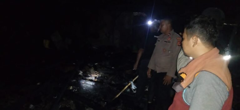 Polisi Cek Lokasi Kebakaran Rumah Panggung di Cikelet