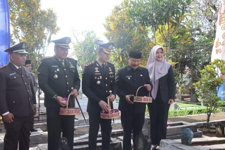 Kapolres Garut Laksanakan Ziarah ke Makam Bupati Garut Pertama