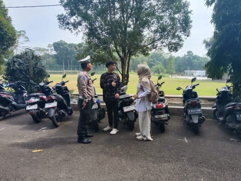 Polsek Kawali Polres Ciamis Beri Pembinaan Etika Berlalu Lintas ke Warga di Terminal