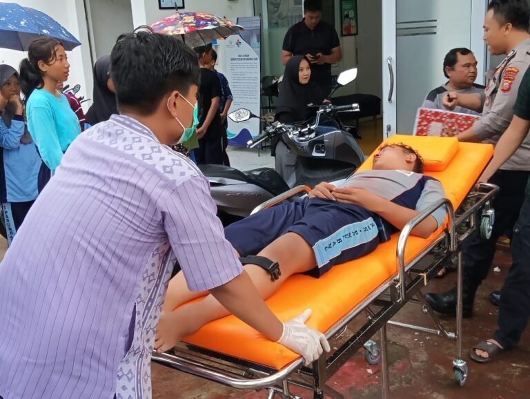 Hendak Parkir Truk Box Minimarket Dihantap Motor, Pengemudi Motor Alami Luka