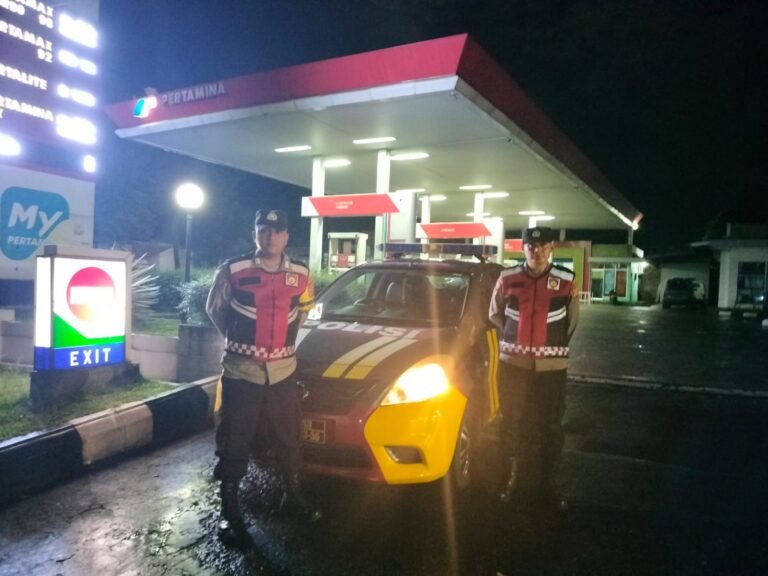 Perkuat Sinergitas, Satuan Samapta Polres Ciamis Beri Binluh ke Warga Benteng Saat Ngeronda