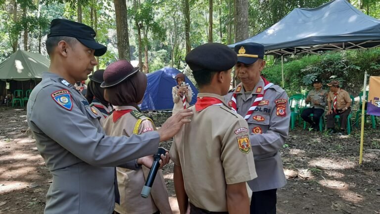 Kapolsek Banjarsari Buka Perkemahan Survival Bivak Saka Bhayangkara Kwartir Ranting Banjarsari