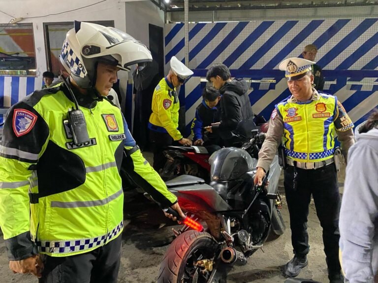 KRYD Polres Garut Amankan Ratusan Botol Miras dan Knalpot Brong