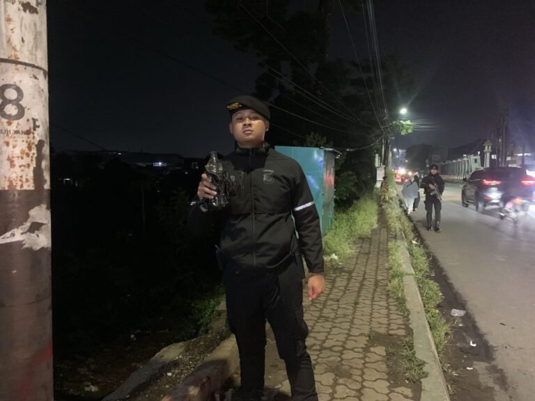 Sat Samapta Polres Garut Amankan Belasan Botol Miras Yang Disembunyikan di Semak-Semak