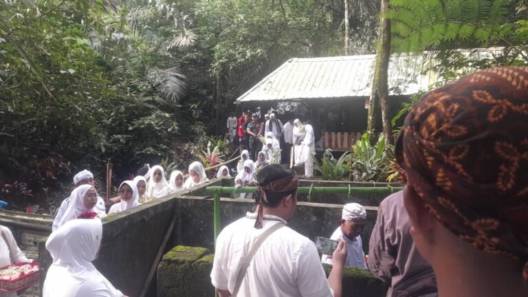 Polsek Panjalu Polres Ciamis Ikuti Acara Adat Nyepuh di Desa Ciomas