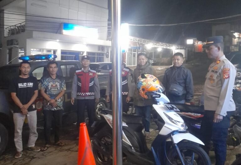 Turjawali, Polsek Rajadesa Polres Ciamis Datangi Warga di Area Publik Saat Malam Hari