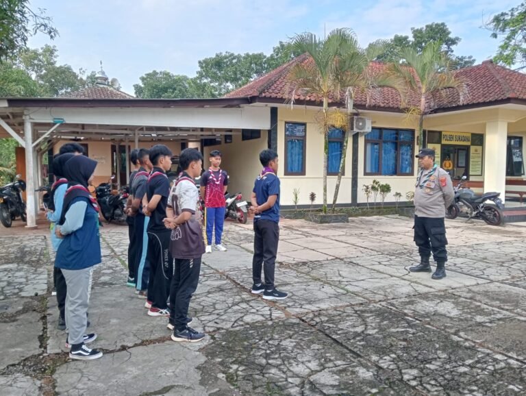Polsek Sukadana Polres Ciamis Binluh ke Anggota Saka Bhayangkara Kwartir Ranting Sukadana