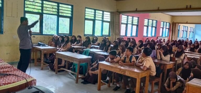 Bhabinkamtibmas Polsek Cisompet Berikan Pembinaan kepada Siswa SMPN 2 Cisompet