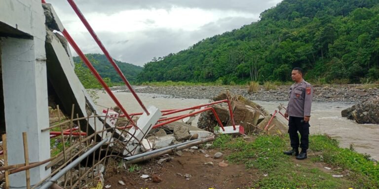 Polsek Bungbulang Cek Jembatan Gantung Ambruk Pasca Hujan Lebat