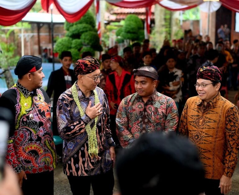 PATUT DIACUNGKAN JEMPOL: MUSEUM HELMI ART SUMENEP, PELESTARI BUDAYA DAERAH