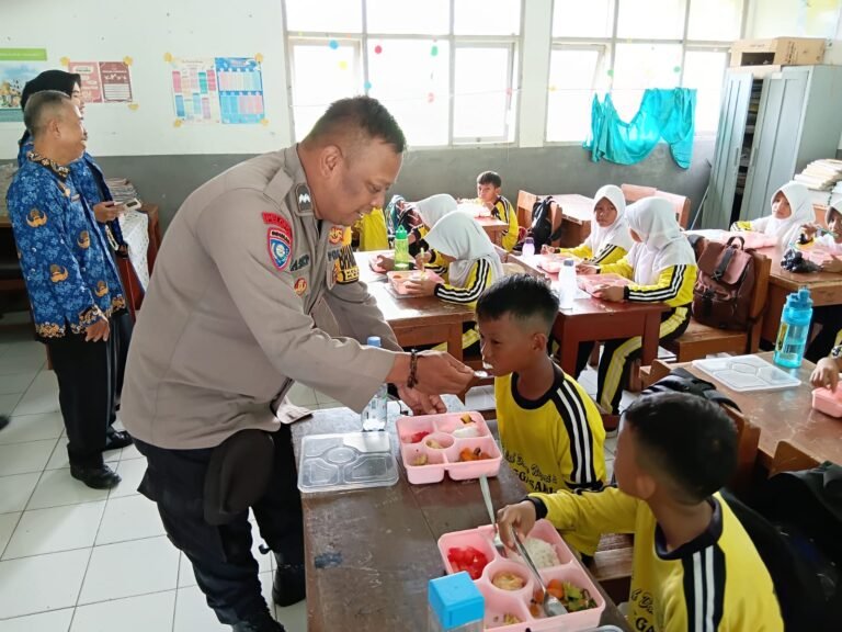 Polsek Ciamis Polres Ciamis Awasi Pelaksanaan Progran MBG di SMPN 2 Ciamis
