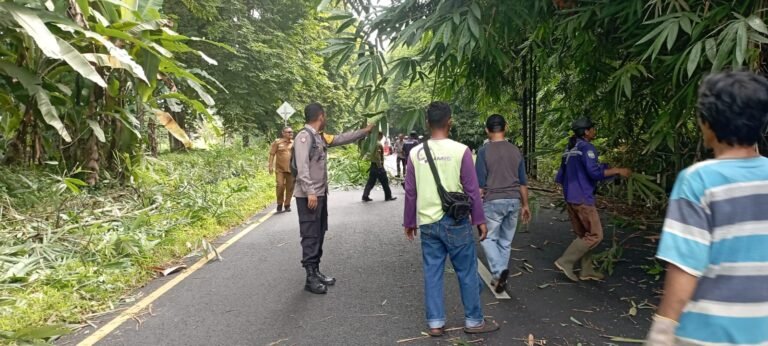 Gotong Royong Pangkas Pohon Bambu, Warga Apresiasi Kehadiran Polri