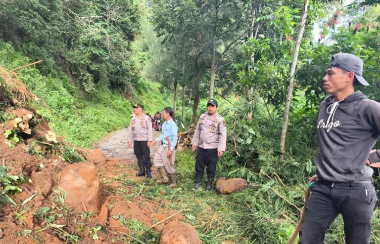 Polsek Talegong Cek Lokasi Kejadian Longsor di Jalan Raya Cantigi