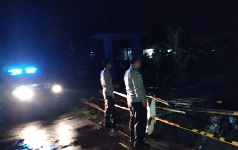 Paska Banjir, Polsek Banyuresmi Siaga Mitigasi Bencana Dengan Pengecekan Luapan Air Bendung Cibes