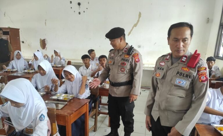Polsek Limbangan Monitoring Program Makan Bergizi Gratis untuk Anak-Anak Sekolah