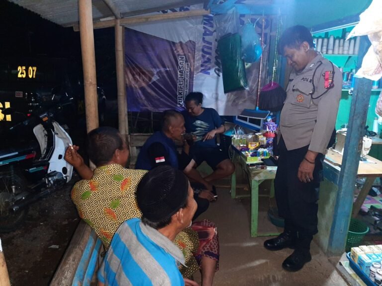 Humanis, Polsek Cipaku Polres Ciamis Patroli Dialogis Beri Kenyamanan Warga Saat Malam Hari