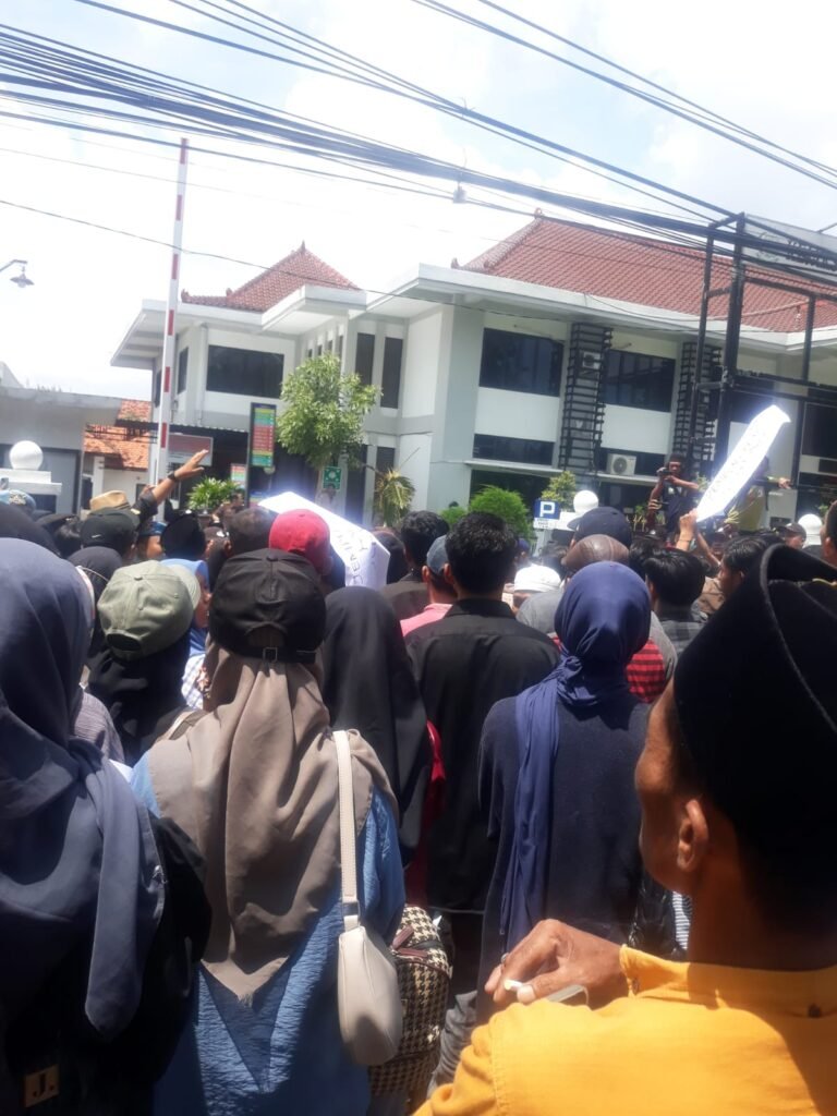 Aliansi masyarakat peduli neneng (AMPN), Menyampaikan aspirasi di depan kantor( kajari) dan pengadilan negeri .(PN).kabupaten sumenep