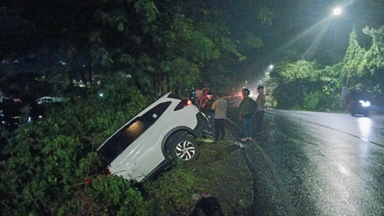 Polsek Leles Evakuasi Kecelakaan Lalu Lintas Tunggal di Jalan Raya Leles