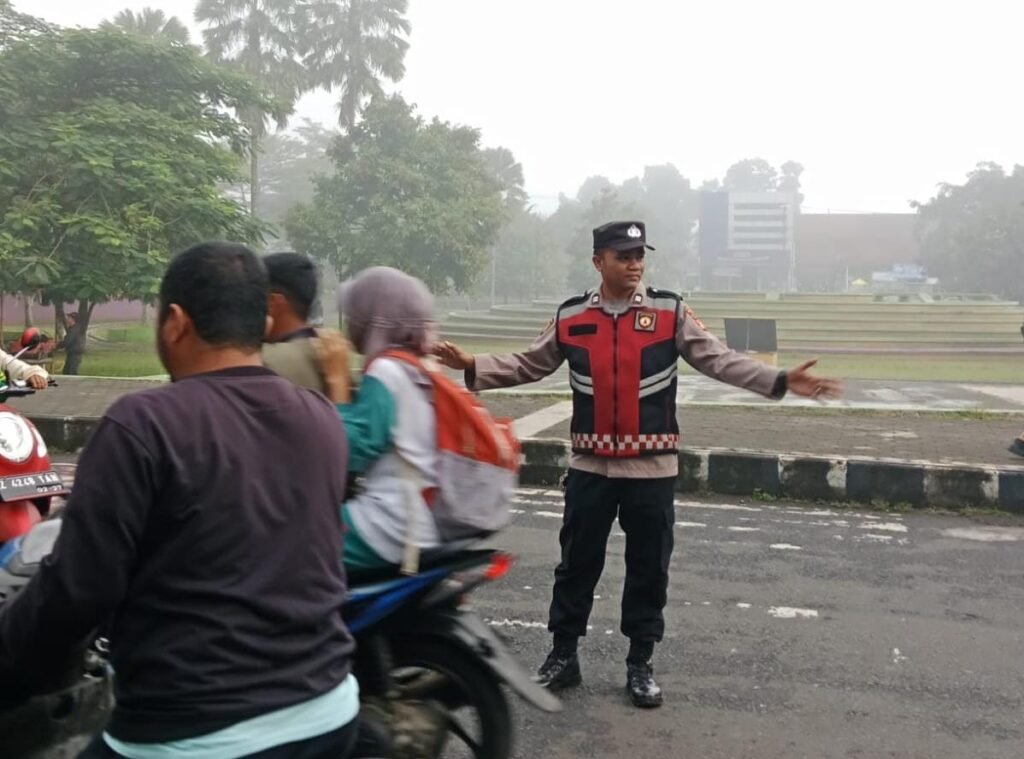 Pelayanan Masyarakat, Polsek Kawali Siagakan Personel di Jalur Padat Bantu Orang Menyebrang