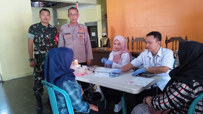 Polsek Rancah Polres Ciamis Monitoring dan Ikut Donor Darah di Desa Dadiharja