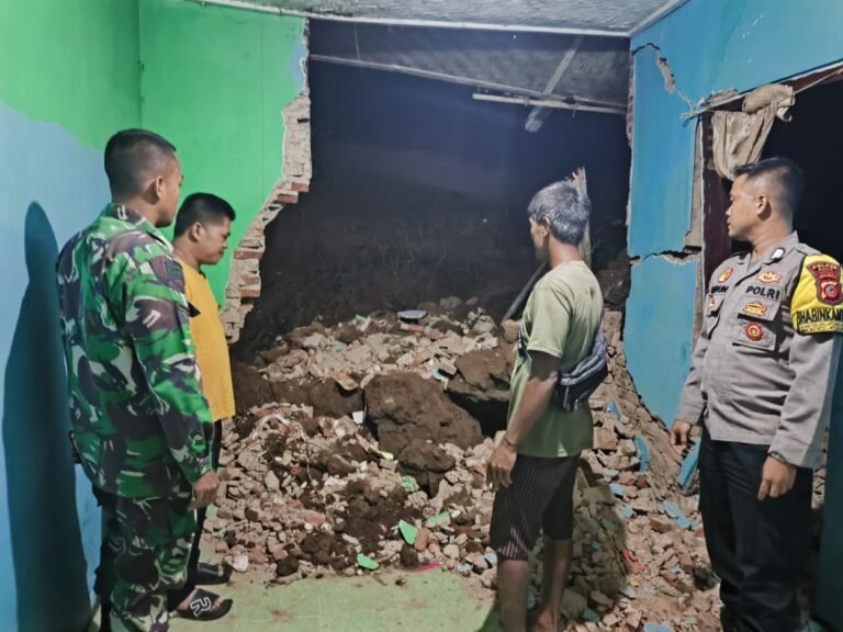 Personel Polsek Ciamis Datangi TKP Bencana Tanah Longsor dan Gotong Royong Bareng Warga