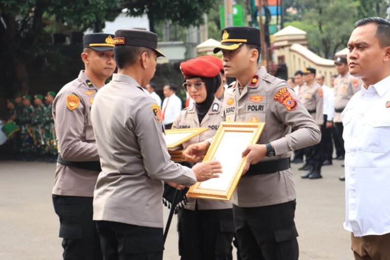 Kapolda Jabar Beri Penghargaan Kepada Personel Polres Bogor dan Polresta Bogor Kota Berprestasi