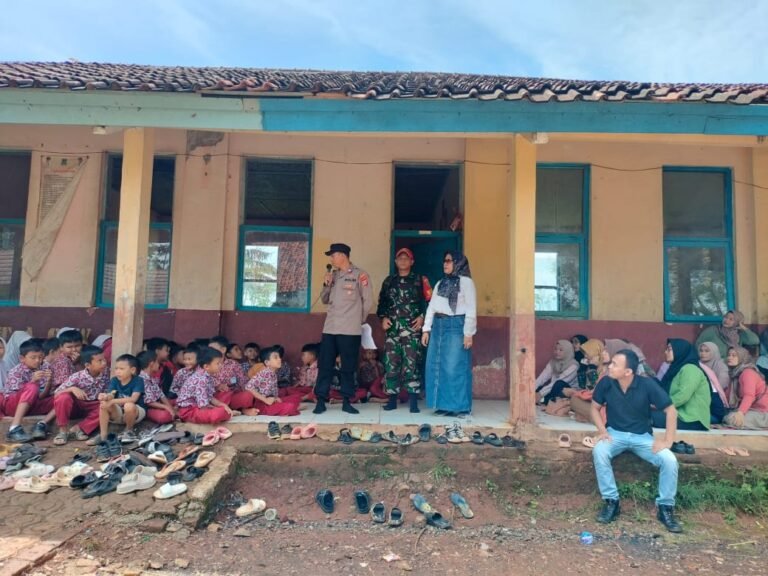 Bhabinkamtibmas Polsek Cibalong Sosialisasikan Anti-Bullying di SDN 3 Sancang Cibalong