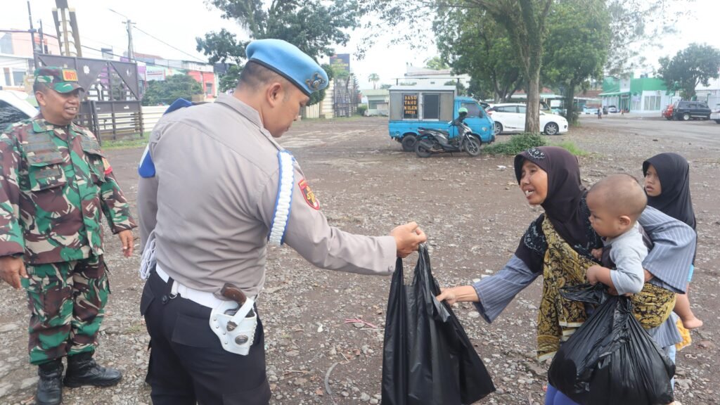 Sinergitas TNI POLRI, Jumat Berkah Sipropam Polres Garut dan Babinsa Lakukan Baksos