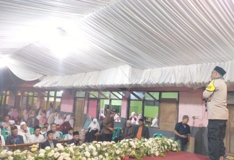 Kapolsek Pameungpeuk Beri Pembinaan pada Pengajian Ponpes Mardliyah Sambut Bulan Suci Ramadhan 1446H