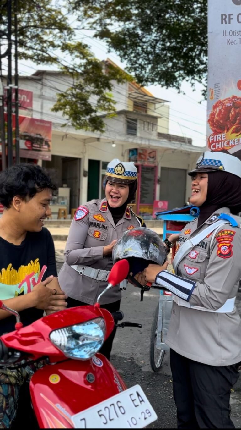 Sat Lantas Polres Garut Bagikan Helm dalam Rangka Ops Keselamatan Lodaya 2025