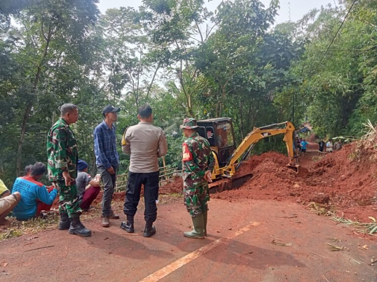Polsek Cikoneng Polres Ciamis Turun Ikut Bersihkan Material Longsor di Desa Darmacaang