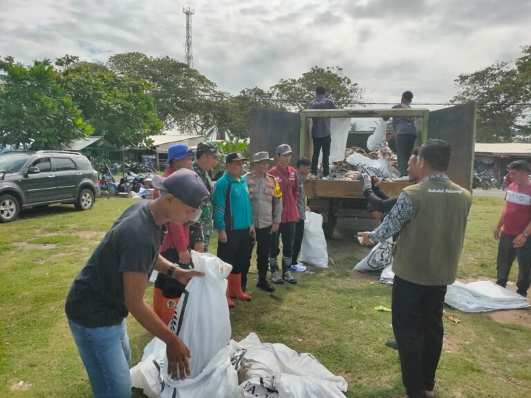 Polsek Cikelet Kerja Bakti Bersihkan Area Sekitar Pantai Dalam Rangka Memperingati Hari Bersih Indonesia dan Hari Peduli Sampah Nasional 2025
