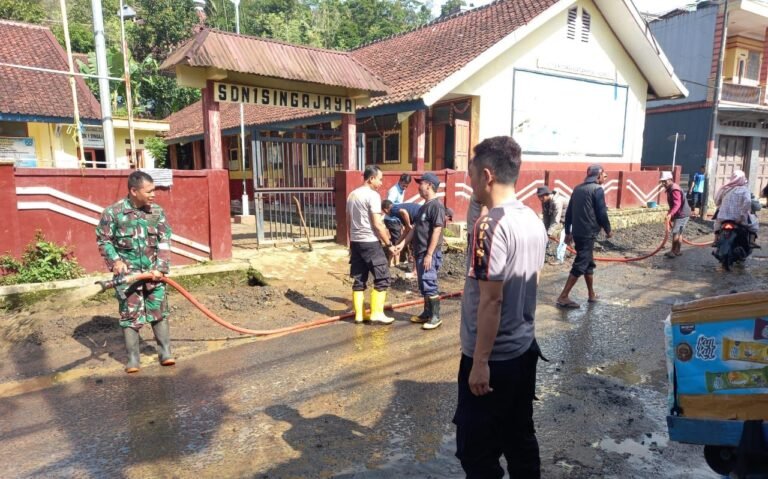 Sinergitas TNI Polri dan Warga Setempat Laksanakan Kerja Bakti