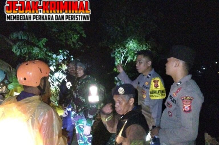 Polsek Bungbulang AKP Yusli Yulianto.,S.H. Bersama Anggota Evakuasi Korban Tanah Longsor.