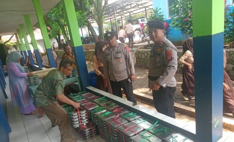 Polsek Limbangan Monitroing Kegiatan Pemberian Makan Bergizi Gratis di Limbangan
