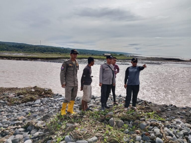 Polsek Bungbulang Cek Daerah Aliran Sungai Pasca Hujan Lebat di Kecamatan Mekarmukti