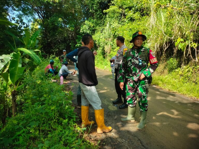 Polsek Pameungpeuk Monitoring Evakuasi Material Pasca Longsor