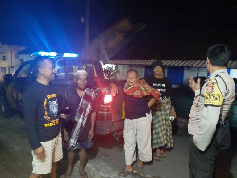 Humanis, Polsek Cipaku Polres Ciamis Patroli Dialogis Beri Kenyamanan Warga Saat Malam Hari