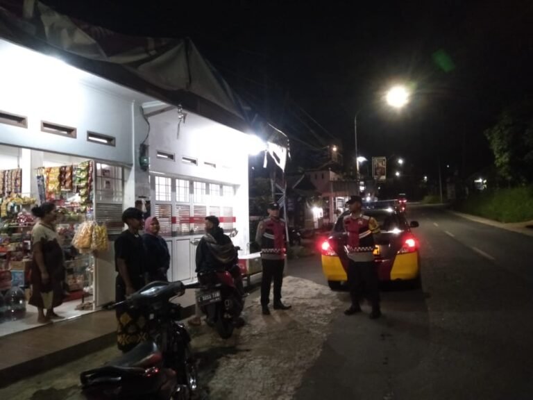 Berikan Rasa Aman, Personel Polsek Kawali Polres Ciamis Patroli Dialogis di Malam Hari
