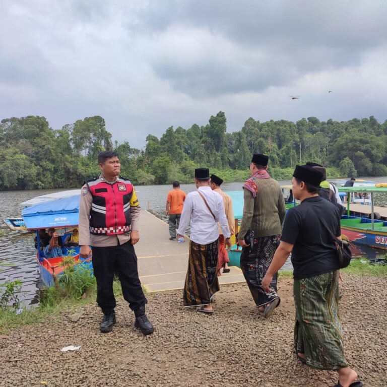 Polsek Panjalu Polres Ciamis Patroli Dialogis di Obyek Wisata Situ Lengkong Panjalu