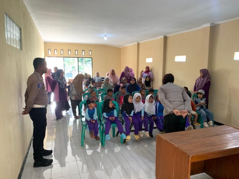 Polsek Kawali Gelar Sosialisasi dan Dikmas Lantas untuk Siswa PAUD dalam Program Polisi Sahabat Anak