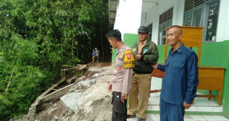 Polsek Banyuresmi Lakukan Patroli Mitigasi Bencana Longsor di Desa Sukakarya.