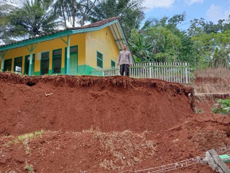 Polsek Rancah Polres Ciamis Datangi TKP Bencana TPT Masjid Al Barkah Roboh Dihantam Hujan
