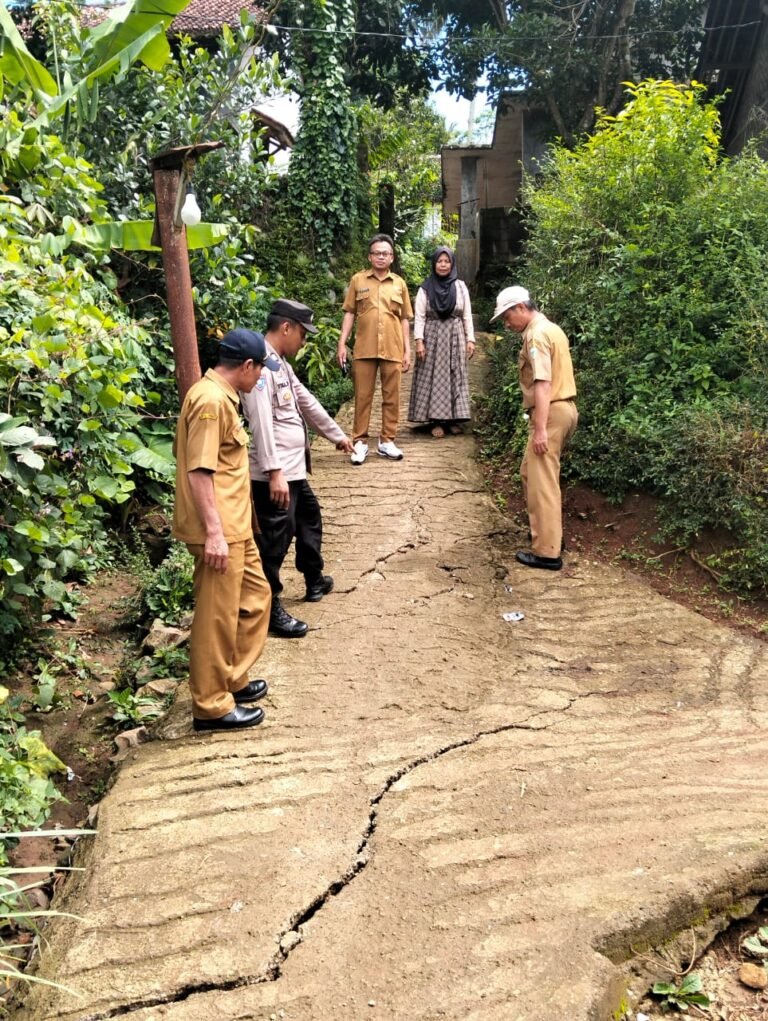 Polsek Malangbog Cek Pergeseran Tanah yang Terjadi di Desa Sekarwangi