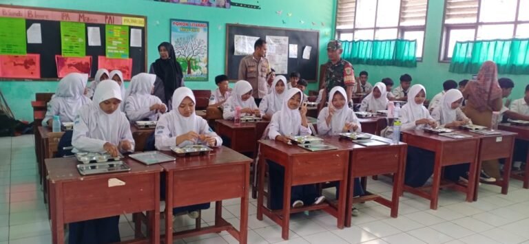 Polsek Cikoneng Polres Ciamis Awasi Pelaksanaan Progran MBG di SMP N 2 Cikoneng
