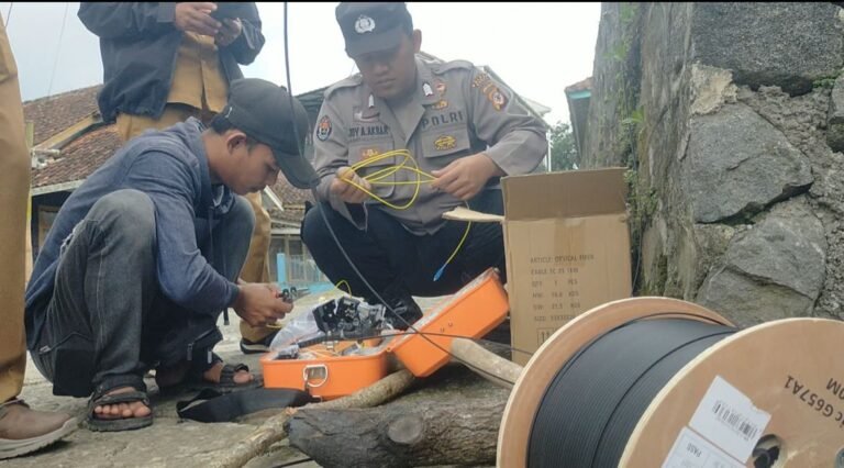 Menakjubkan, Polisi Ini bersama desa turut menjadi perintis jaringan internet menyasar 400 rumah di kaki gunung cikuray.