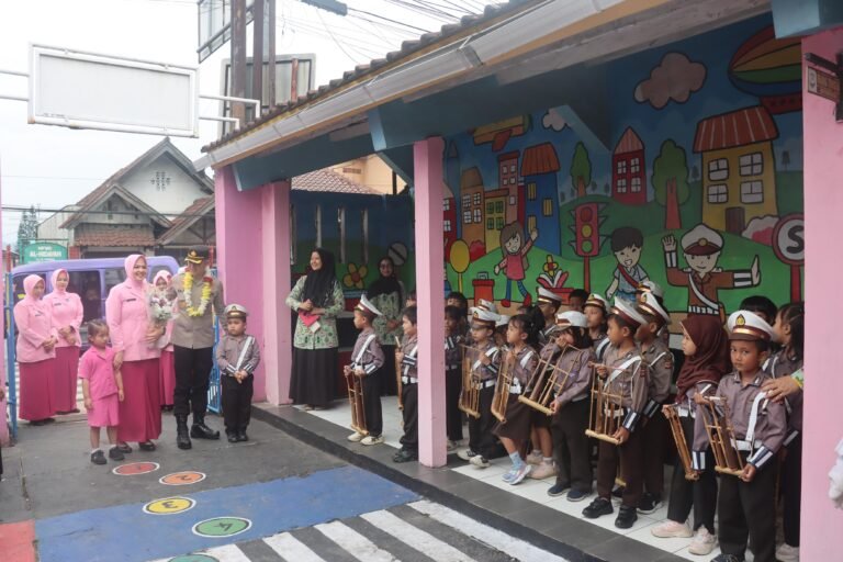 Kapolres Garut Laksanakan Kunjungan Kerja ke TK Kemala Bhayangkari 15 dan 23 Garut